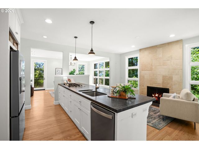 3352 Sw FAIRMOUNT Ln, Portland, OR 97239