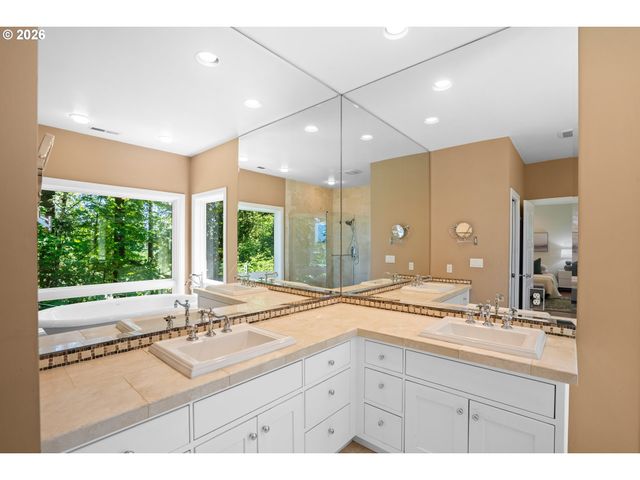 3352 Sw FAIRMOUNT Ln, Portland, OR 97239
