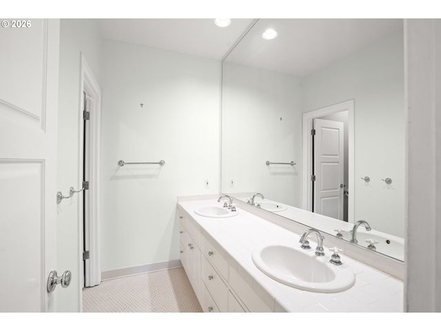3352 Sw FAIRMOUNT Ln, Portland, OR 97239