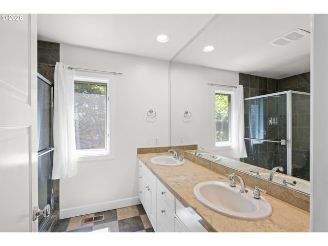3352 Sw FAIRMOUNT Ln, Portland, OR 97239