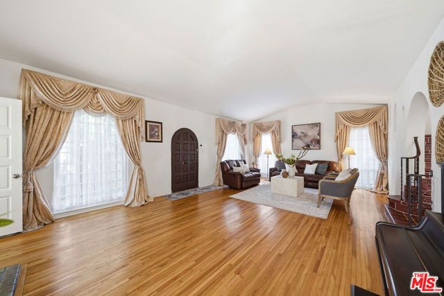 924 Westchester Place, Los Angeles, CA 90019