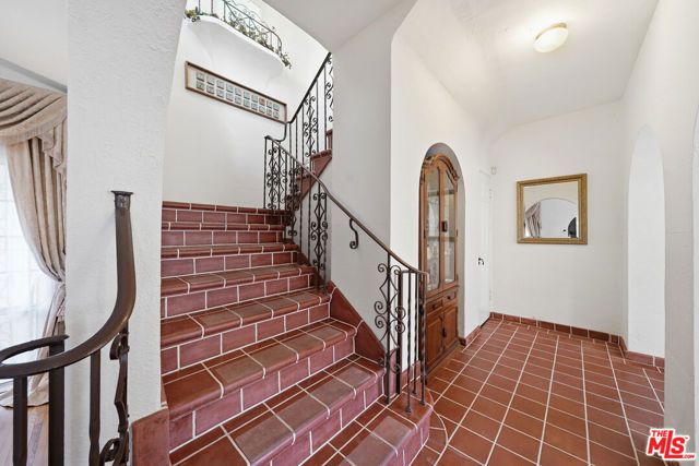 924 Westchester Place, Los Angeles, CA 90019