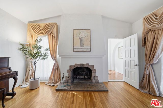 924 Westchester Place, Los Angeles, CA 90019