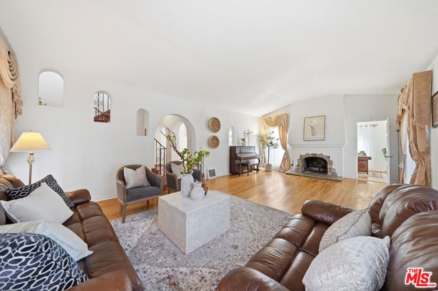 924 Westchester Place, Los Angeles, CA 90019