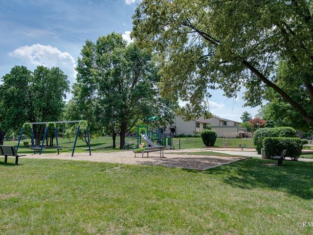 780 Chisholm Trail, Roselle, IL 60172