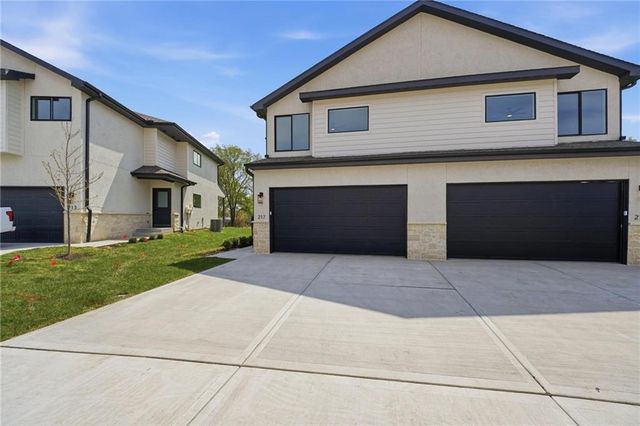 223 NW Orchard Court, Lee's Summit, MO 64063