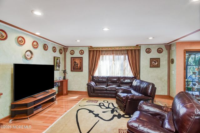 9 Sherwood Court, Holmdel, NJ 07733