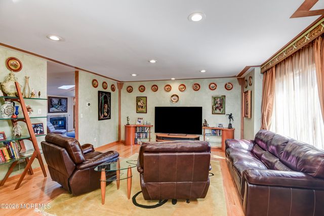 9 Sherwood Court, Holmdel, NJ 07733