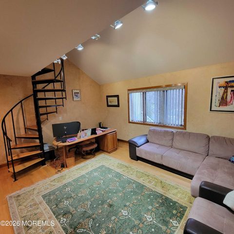 9 Sherwood Court, Holmdel, NJ 07733