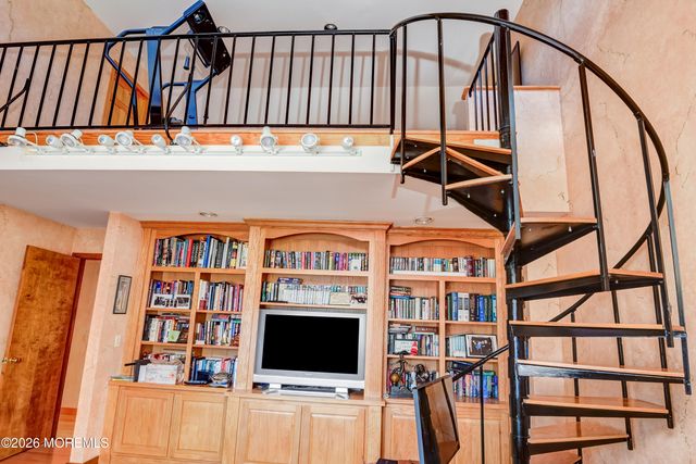 9 Sherwood Court, Holmdel, NJ 07733