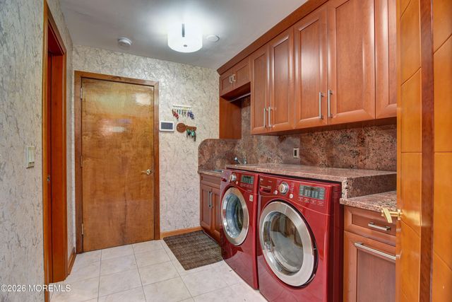 9 Sherwood Court, Holmdel, NJ 07733