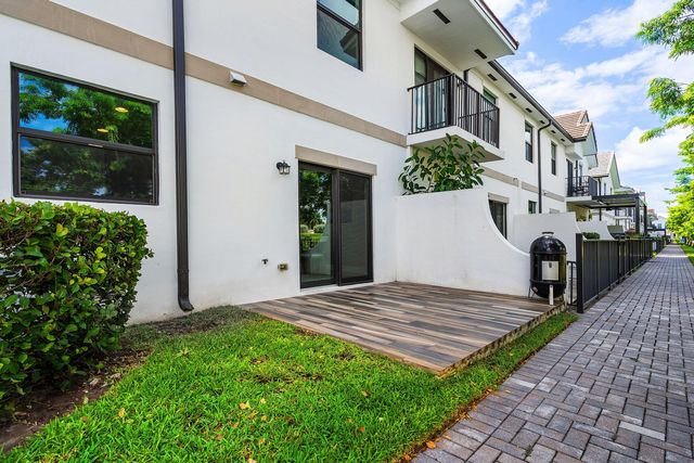 4455 E Aqua Bella Lane, Dania Beach, FL 33312