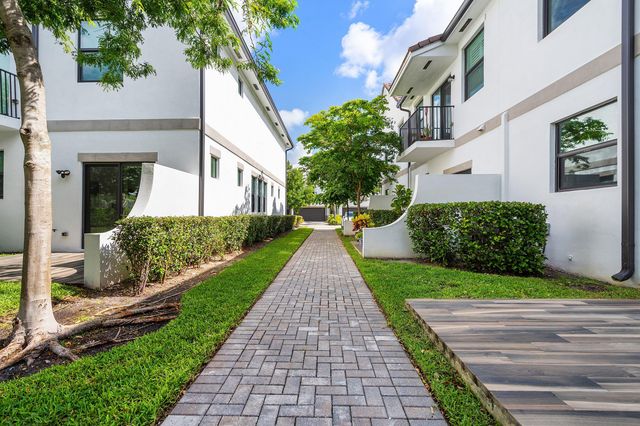 4455 E Aqua Bella Lane, Dania Beach, FL 33312