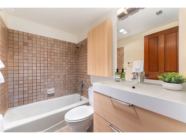 1320 Sw HALL St 202, Portland, OR 97201