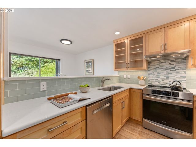 1320 Sw HALL St 202, Portland, OR 97201