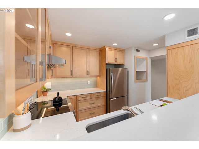 1320 Sw HALL St 202, Portland, OR 97201