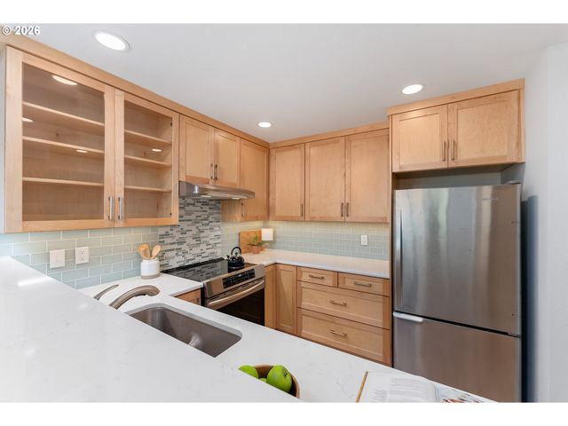 1320 Sw HALL St 202, Portland, OR 97201