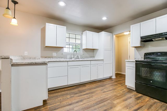 30 E 11th Street, San Angelo, TX 76903