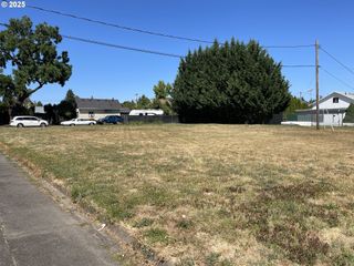 718 Sw CEDARWOOD Ave, Mc Minnville, OR 97128