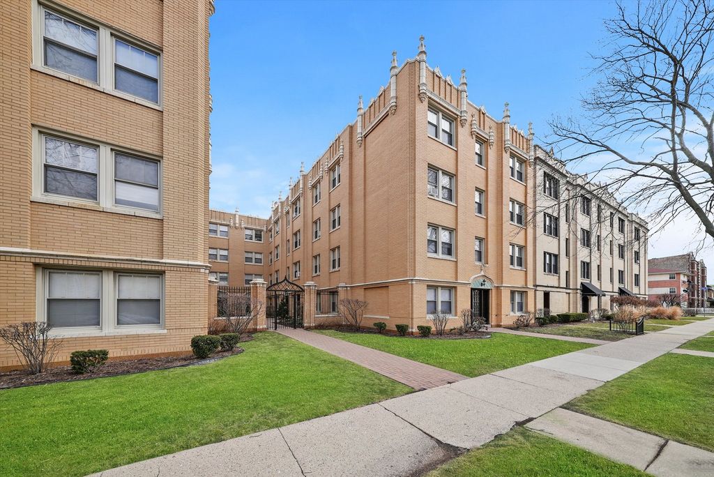 1925 Grove Avenue 211, Berwyn, IL 60402