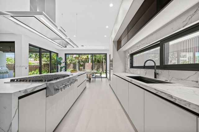 618 NE 17th Way, Fort Lauderdale, FL 33304