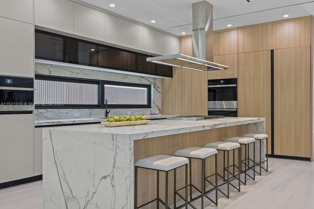 618 NE 17th Way, Fort Lauderdale, FL 33304