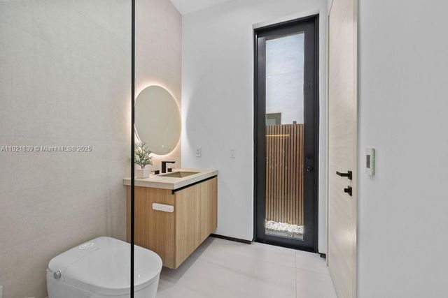 618 NE 17th Way, Fort Lauderdale, FL 33304