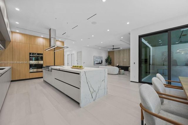 618 NE 17th Way, Fort Lauderdale, FL 33304