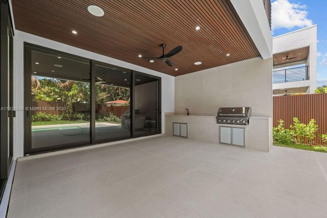 618 NE 17th Way, Fort Lauderdale, FL 33304