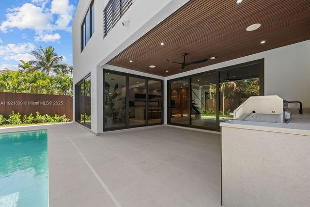 618 NE 17th Way, Fort Lauderdale, FL 33304