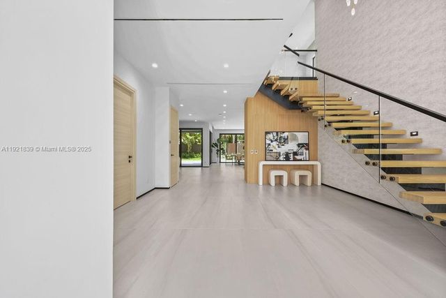 618 NE 17th Way, Fort Lauderdale, FL 33304