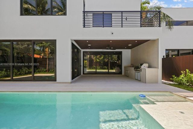 618 NE 17th Way, Fort Lauderdale, FL 33304