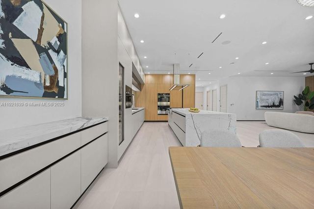 618 NE 17th Way, Fort Lauderdale, FL 33304