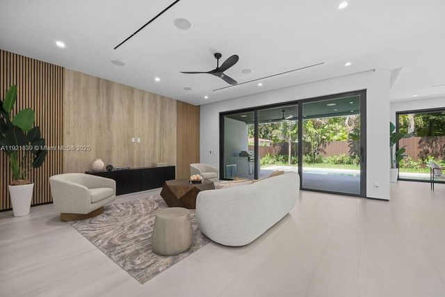 618 NE 17th Way, Fort Lauderdale, FL 33304