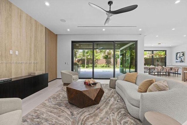 618 NE 17th Way, Fort Lauderdale, FL 33304