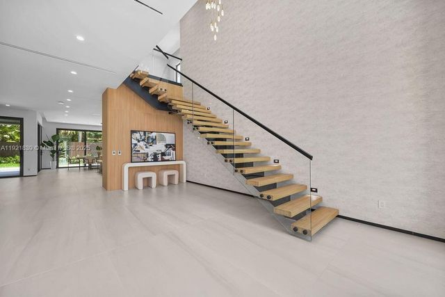 618 NE 17th Way, Fort Lauderdale, FL 33304