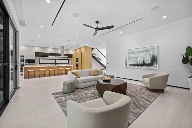 618 NE 17th Way, Fort Lauderdale, FL 33304