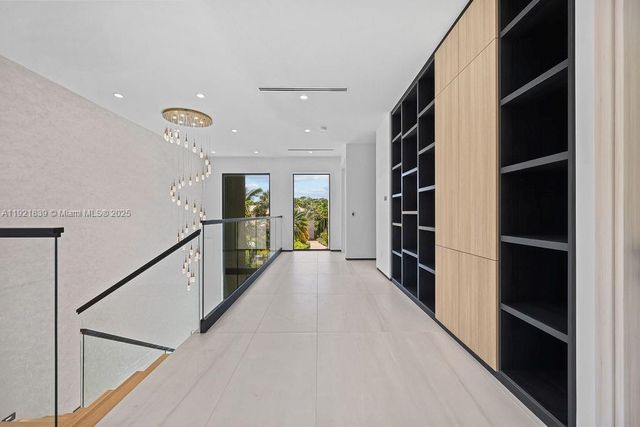 618 NE 17th Way, Fort Lauderdale, FL 33304