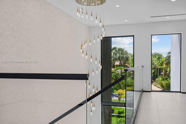 618 NE 17th Way, Fort Lauderdale, FL 33304