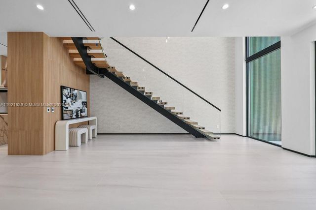 618 NE 17th Way, Fort Lauderdale, FL 33304