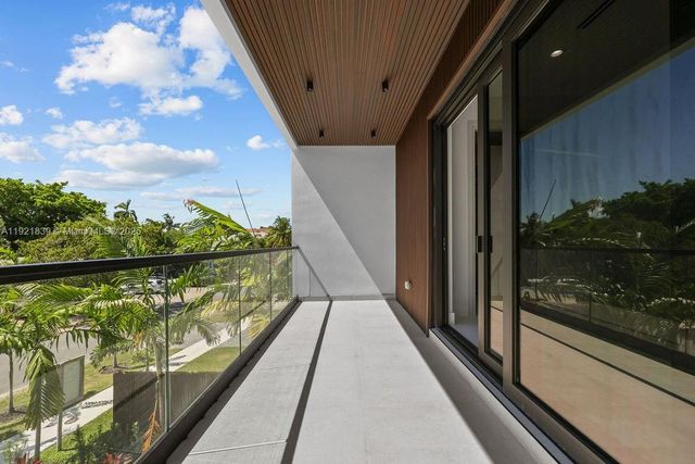 618 NE 17th Way, Fort Lauderdale, FL 33304