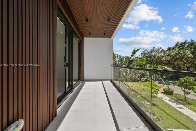 618 NE 17th Way, Fort Lauderdale, FL 33304