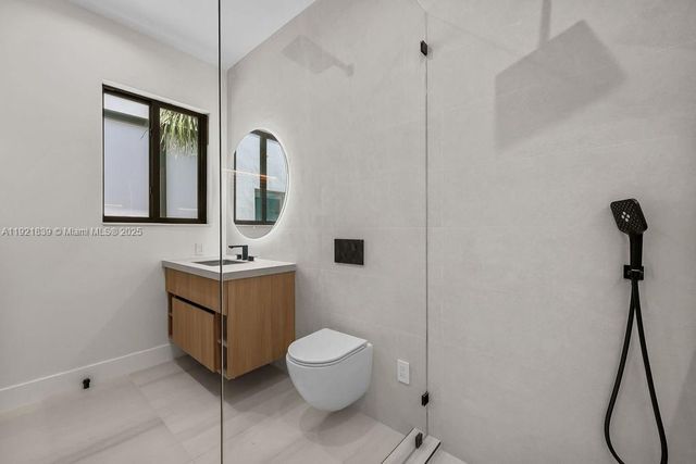 618 NE 17th Way, Fort Lauderdale, FL 33304