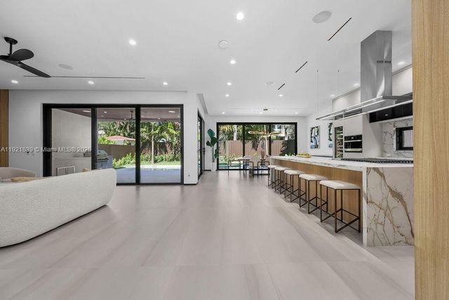 618 NE 17th Way, Fort Lauderdale, FL 33304