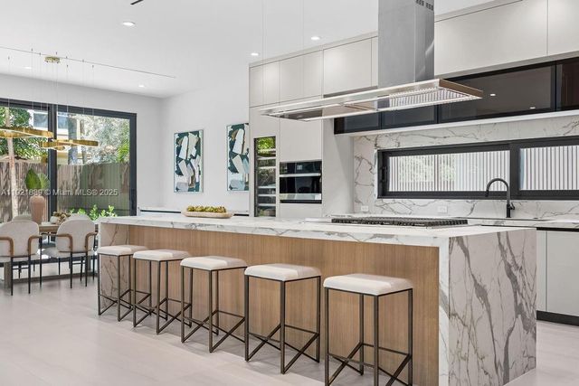 618 NE 17th Way, Fort Lauderdale, FL 33304