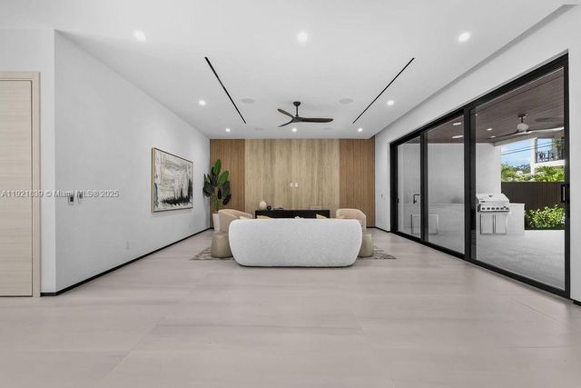 618 NE 17th Way, Fort Lauderdale, FL 33304