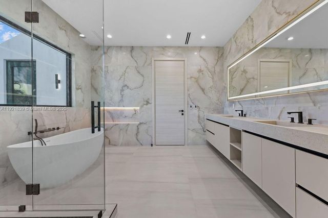 618 NE 17th Way, Fort Lauderdale, FL 33304