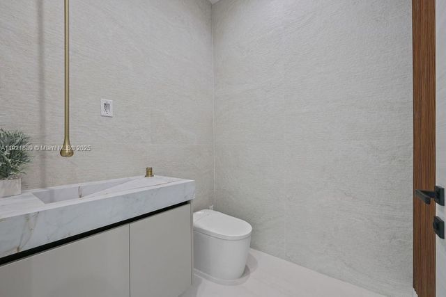 618 NE 17th Way, Fort Lauderdale, FL 33304