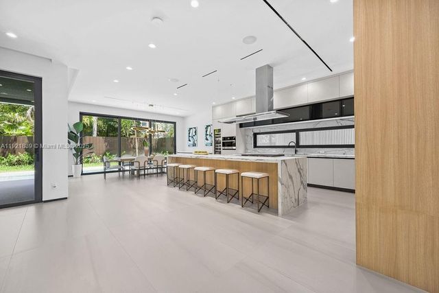 618 NE 17th Way, Fort Lauderdale, FL 33304