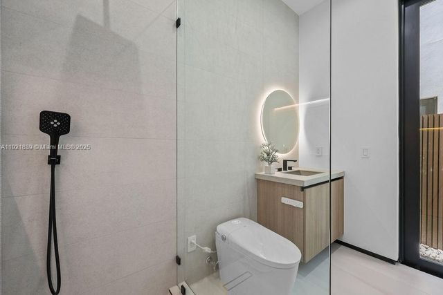 618 NE 17th Way, Fort Lauderdale, FL 33304